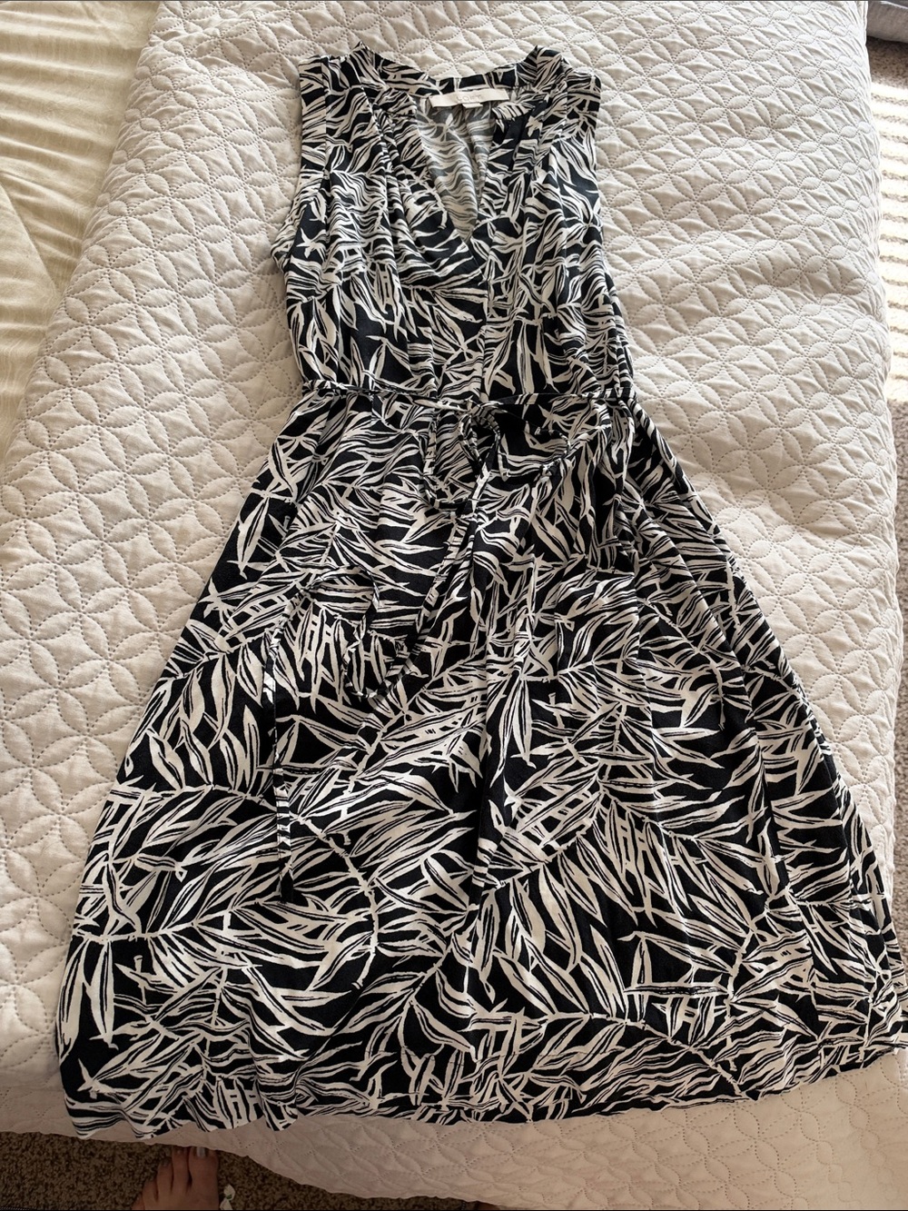 LOFT Black and White Sleeveless Leaf-Print Wrap Dress